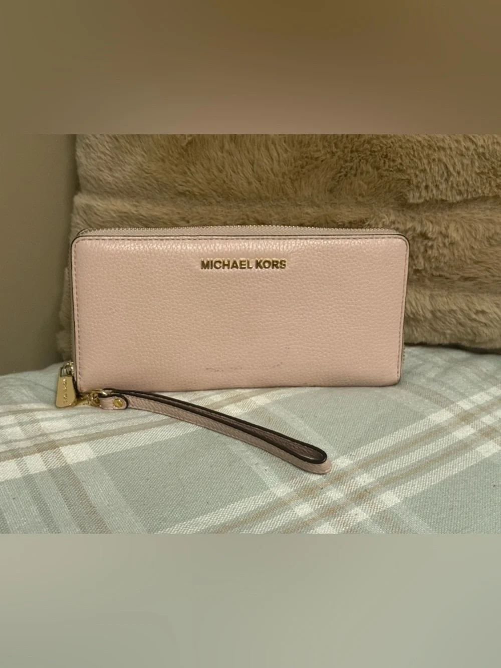 Michael Kors Pale Pink Pebbled Leather Wristlet with Gold Hardware - Picture 2 of 4